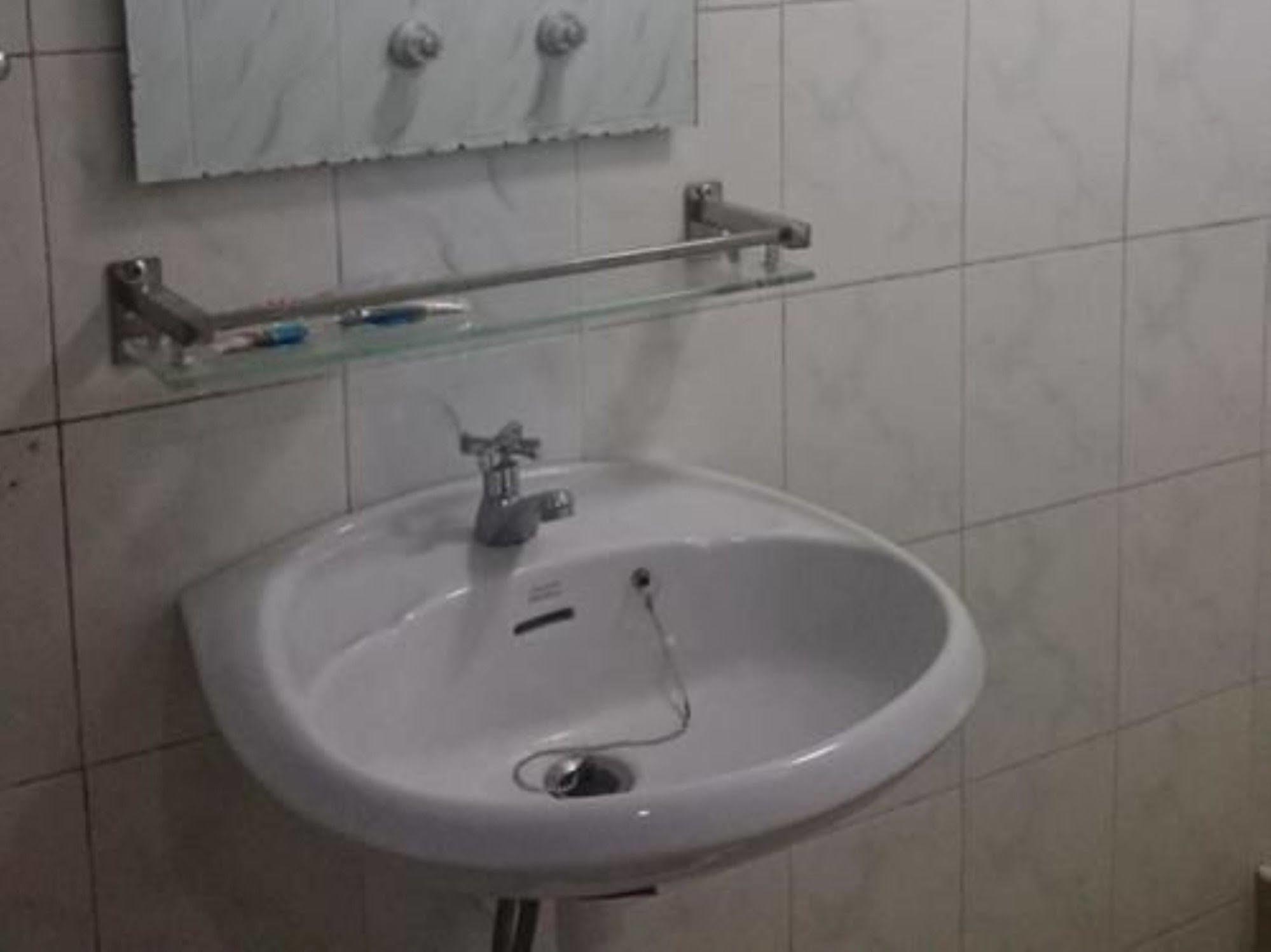 Silver Moon Hotel Янгон Экстерьер фото