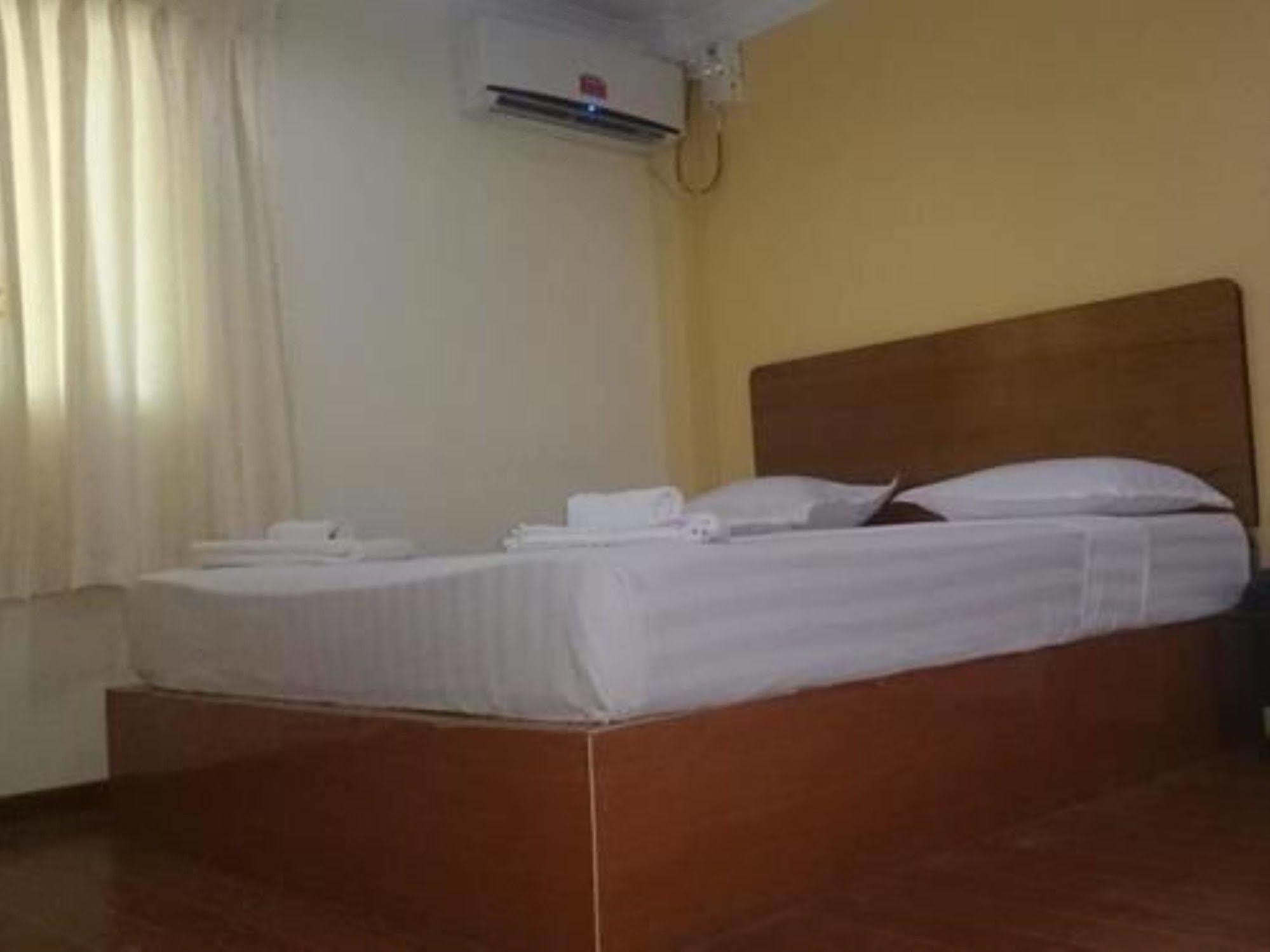 Silver Moon Hotel Янгон Экстерьер фото