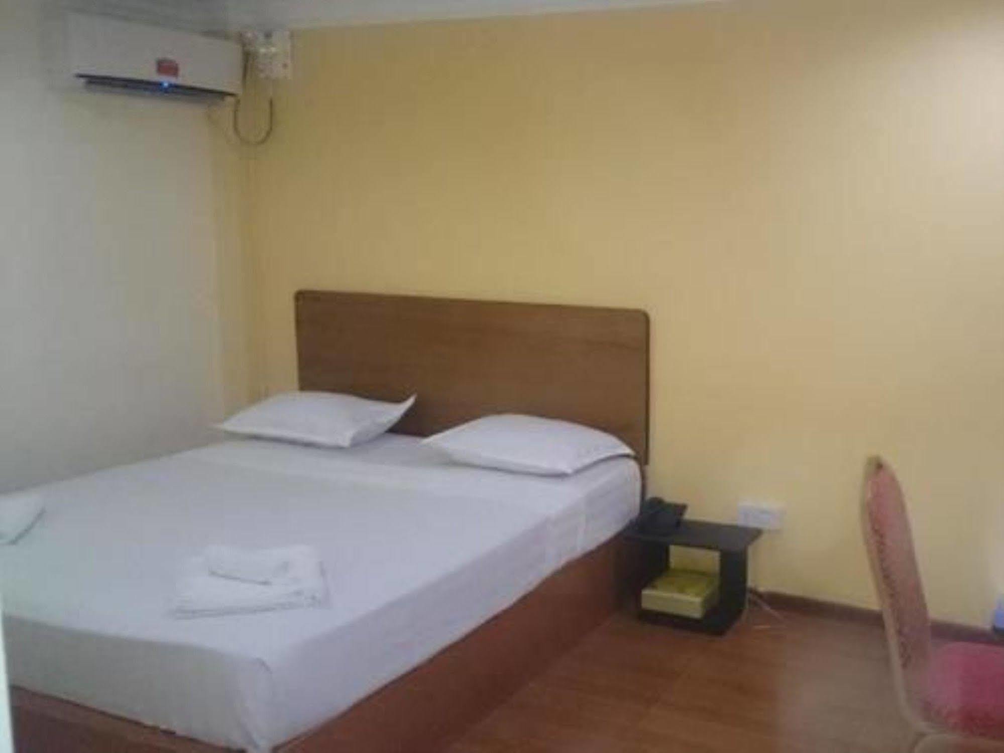 Silver Moon Hotel Янгон Экстерьер фото