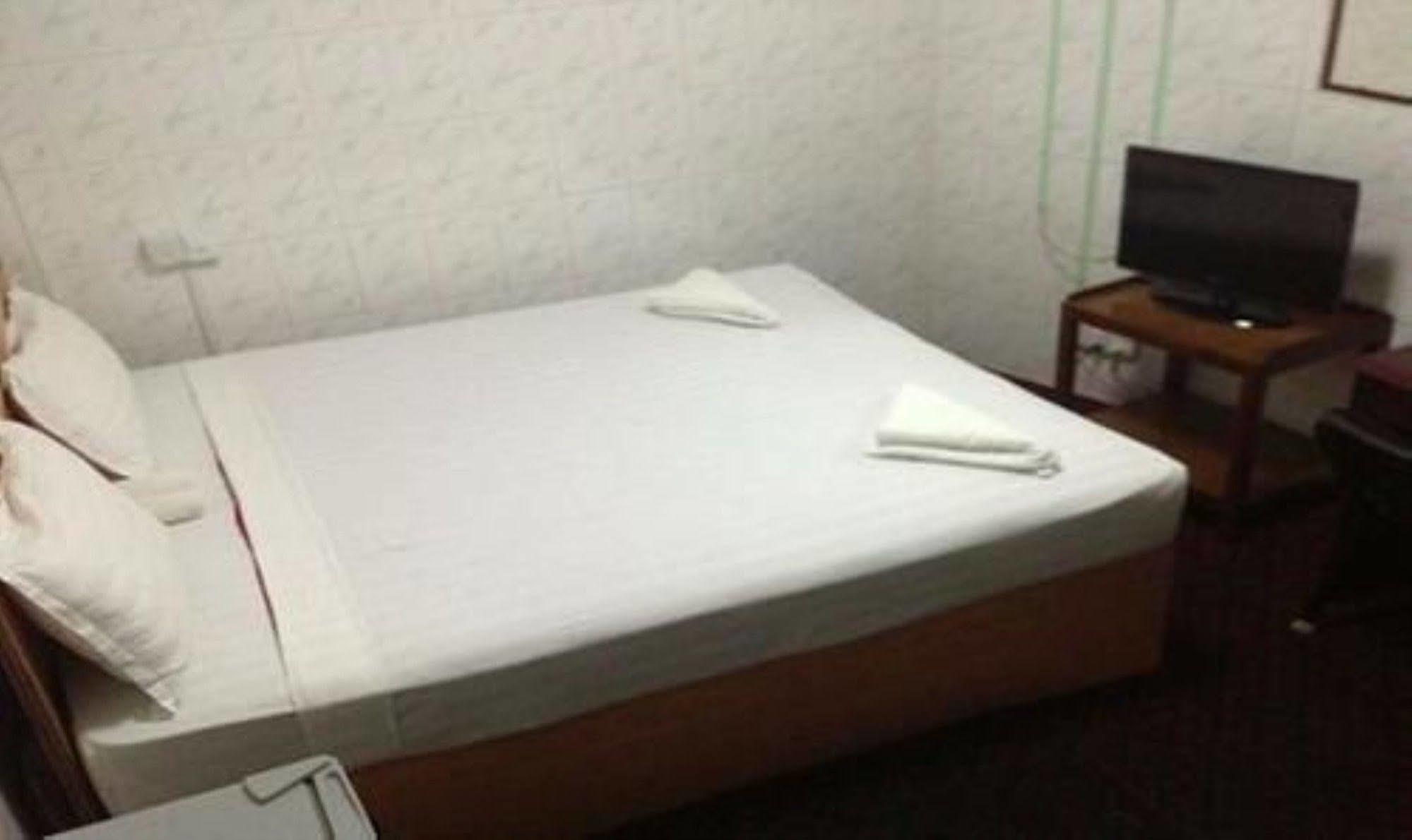 Silver Moon Hotel Янгон Экстерьер фото