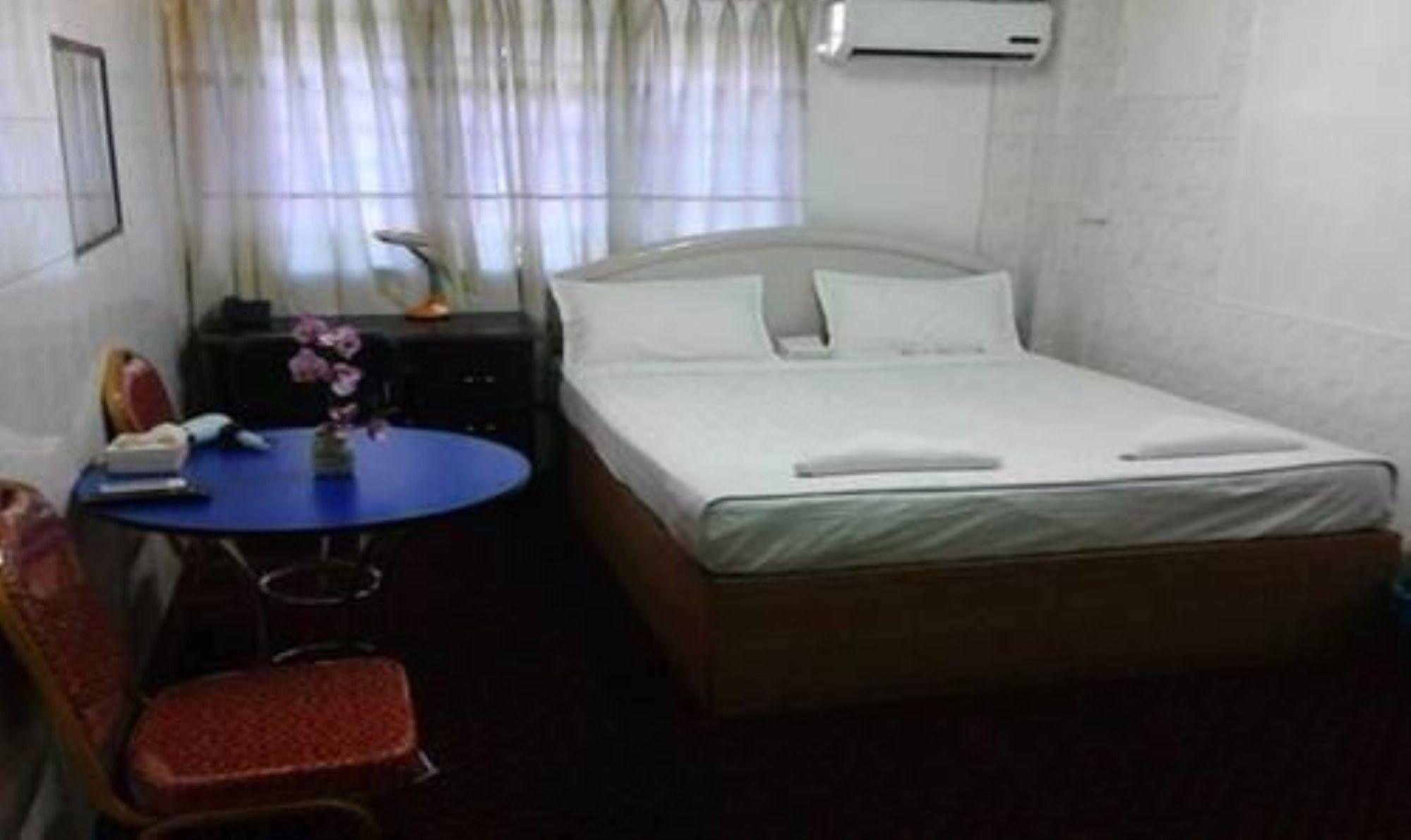 Silver Moon Hotel Янгон Экстерьер фото