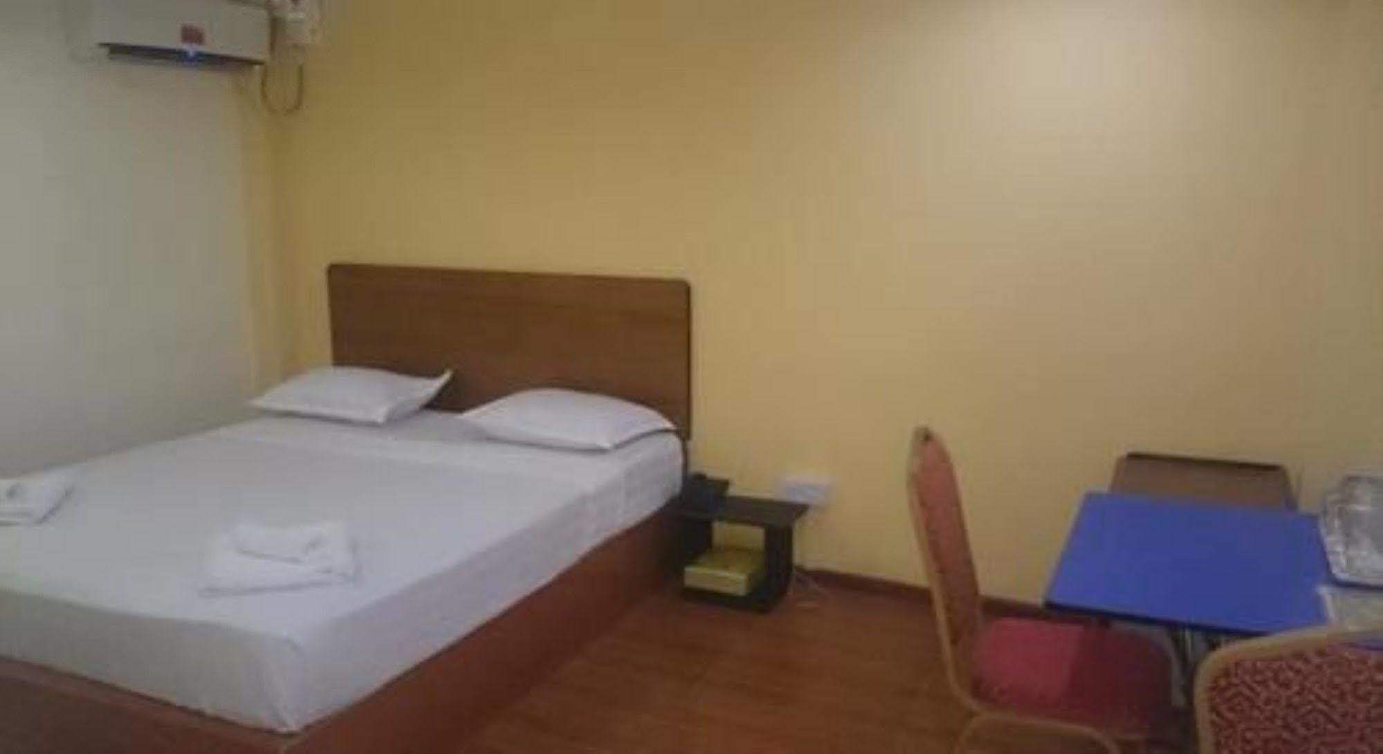 Silver Moon Hotel Янгон Экстерьер фото