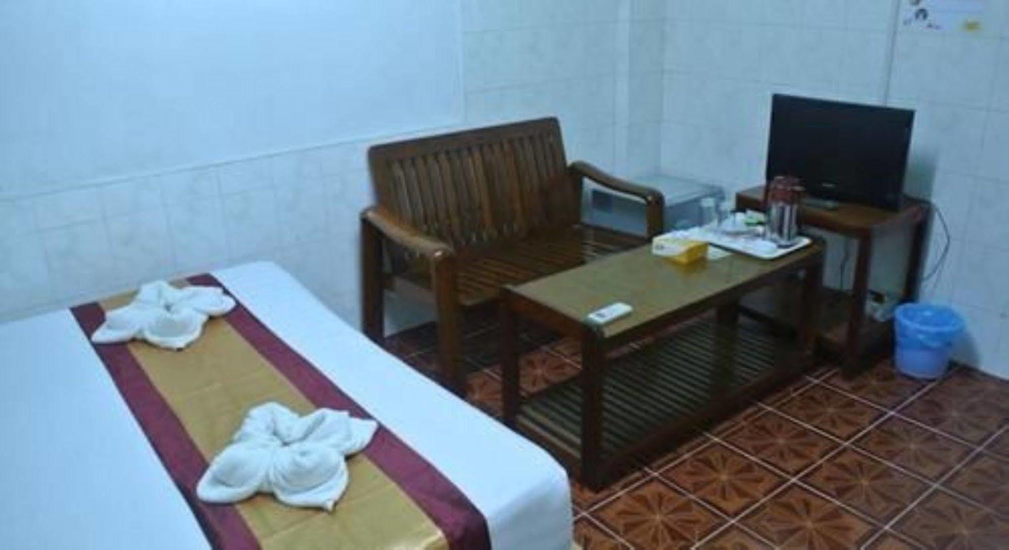 Silver Moon Hotel Янгон Экстерьер фото